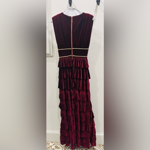 Gorgeous Bronx and Banco burgandy gown/dress. Mother of the bride/formal - Picture 8 of 10